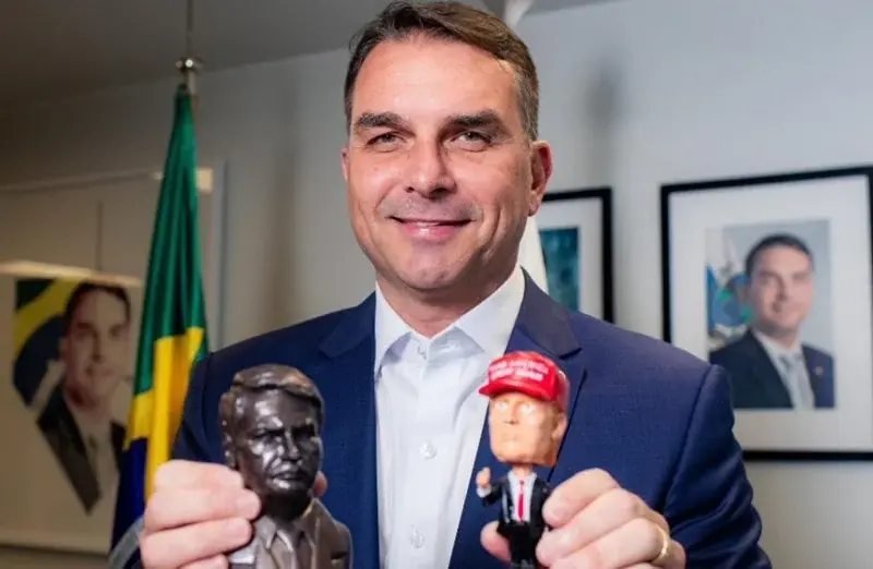 Flavio Bolsonaro a plecat din Argentina spre Ecuador împreună cu familia