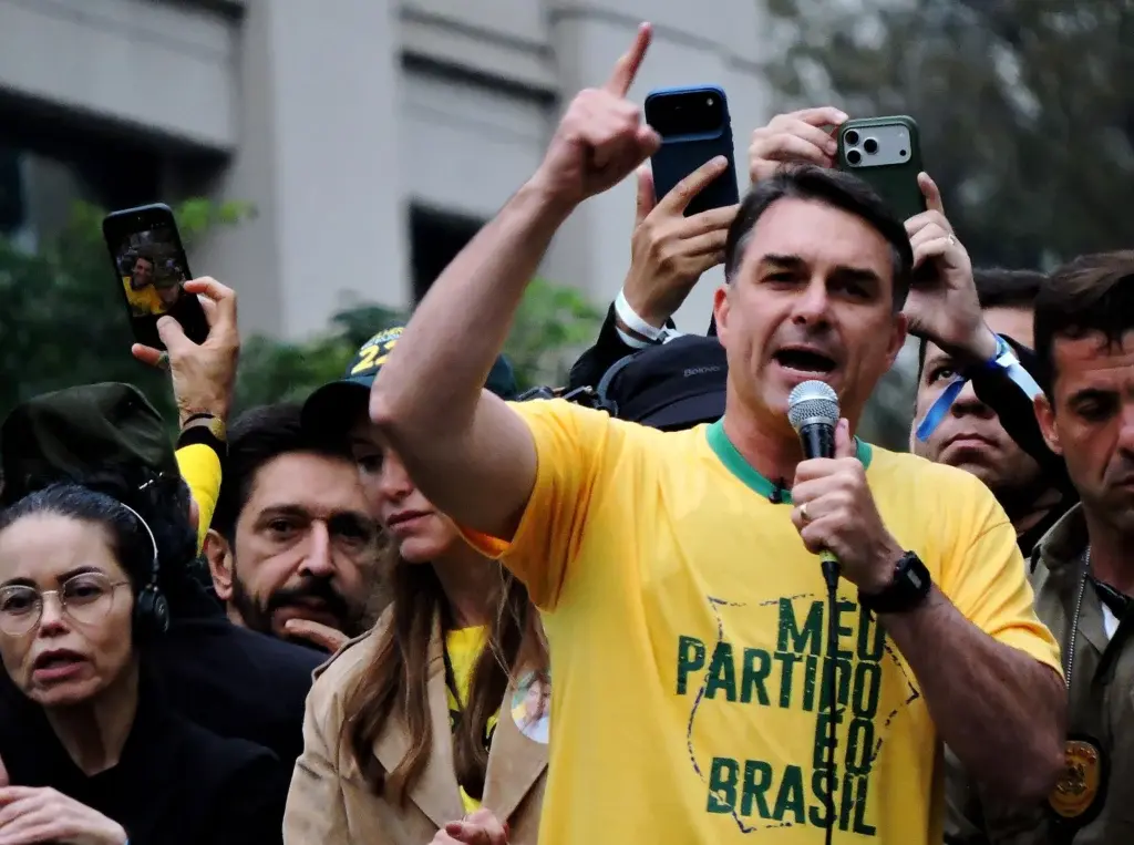 Flavio Bolsonaro se autoproclamă lider al Braziliei din exil, dar este contrazis de aliați