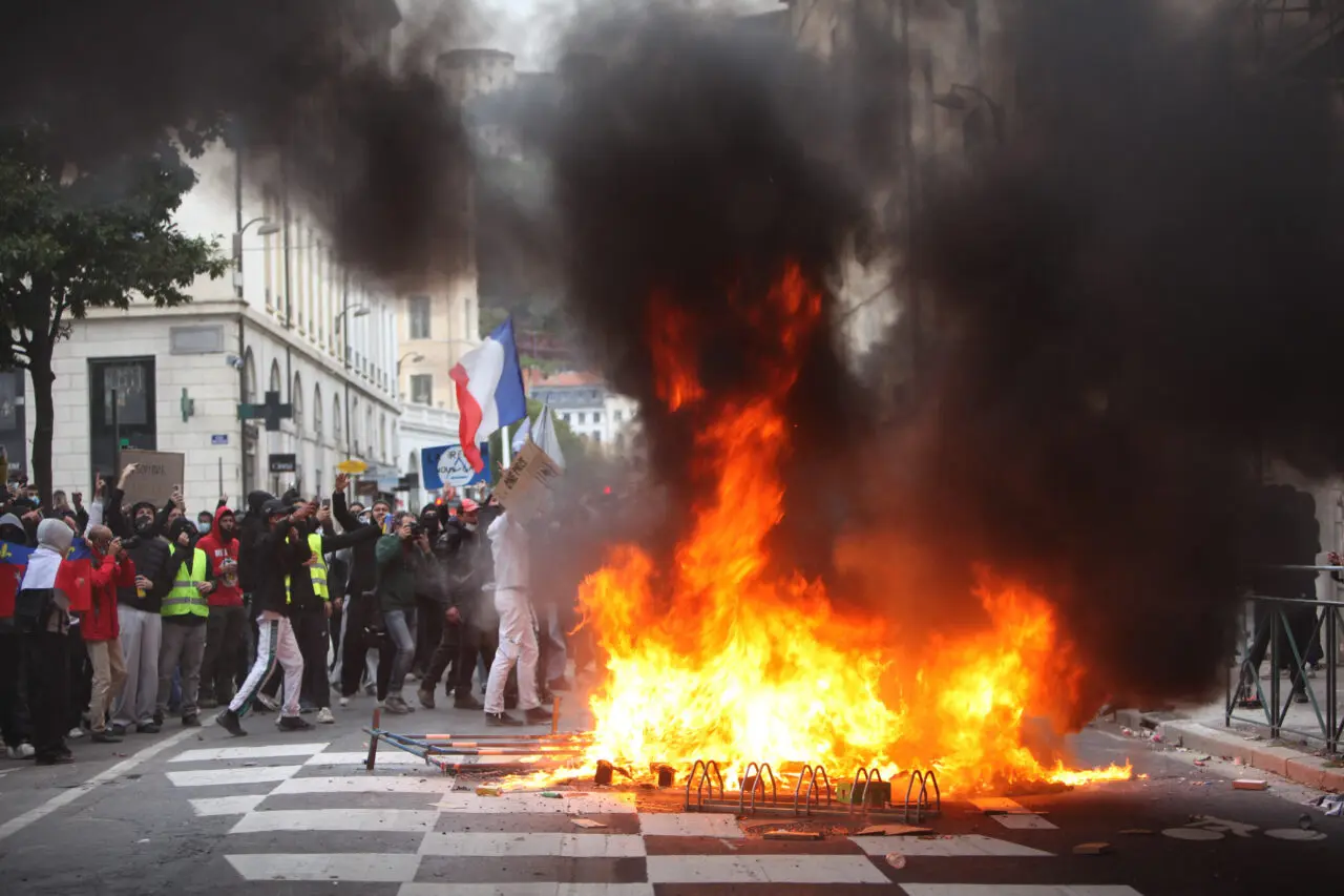 Franța în pragul unei crize fiscale și sociale majore, cu datorii în creștere și proteste înflăcărate