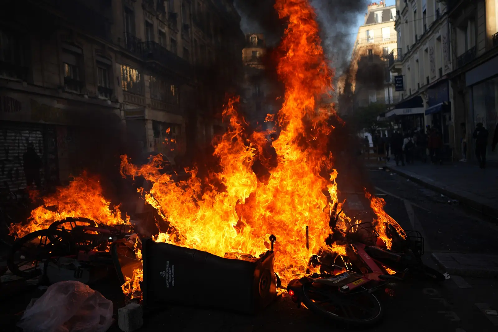 Macron menține restricțiile după arestarea a 1.435 de protestatari