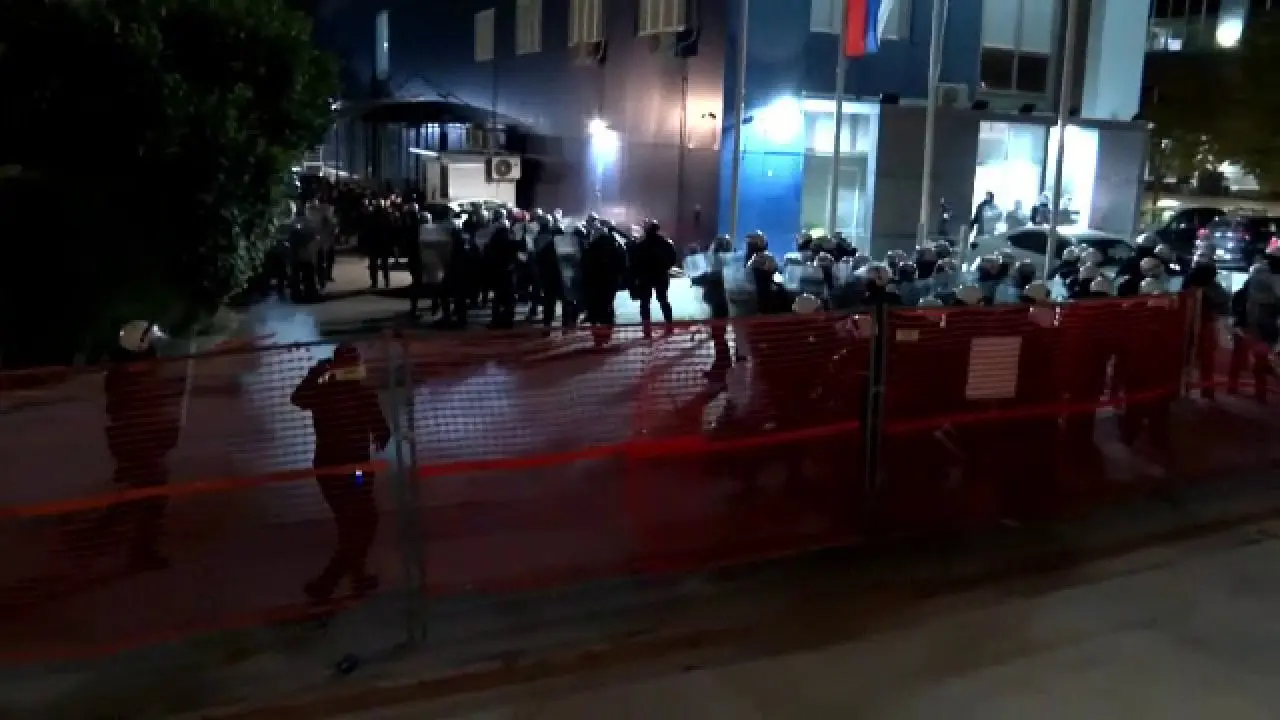 Protestatarii au asaltat sediul unui post TV pro-Vucic, aruncând pietre și întrerupând o emisiune